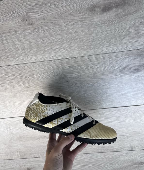 Чоловічі кросівки Adidas доя футболу розмір 42