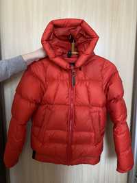 Червона зимова куртка