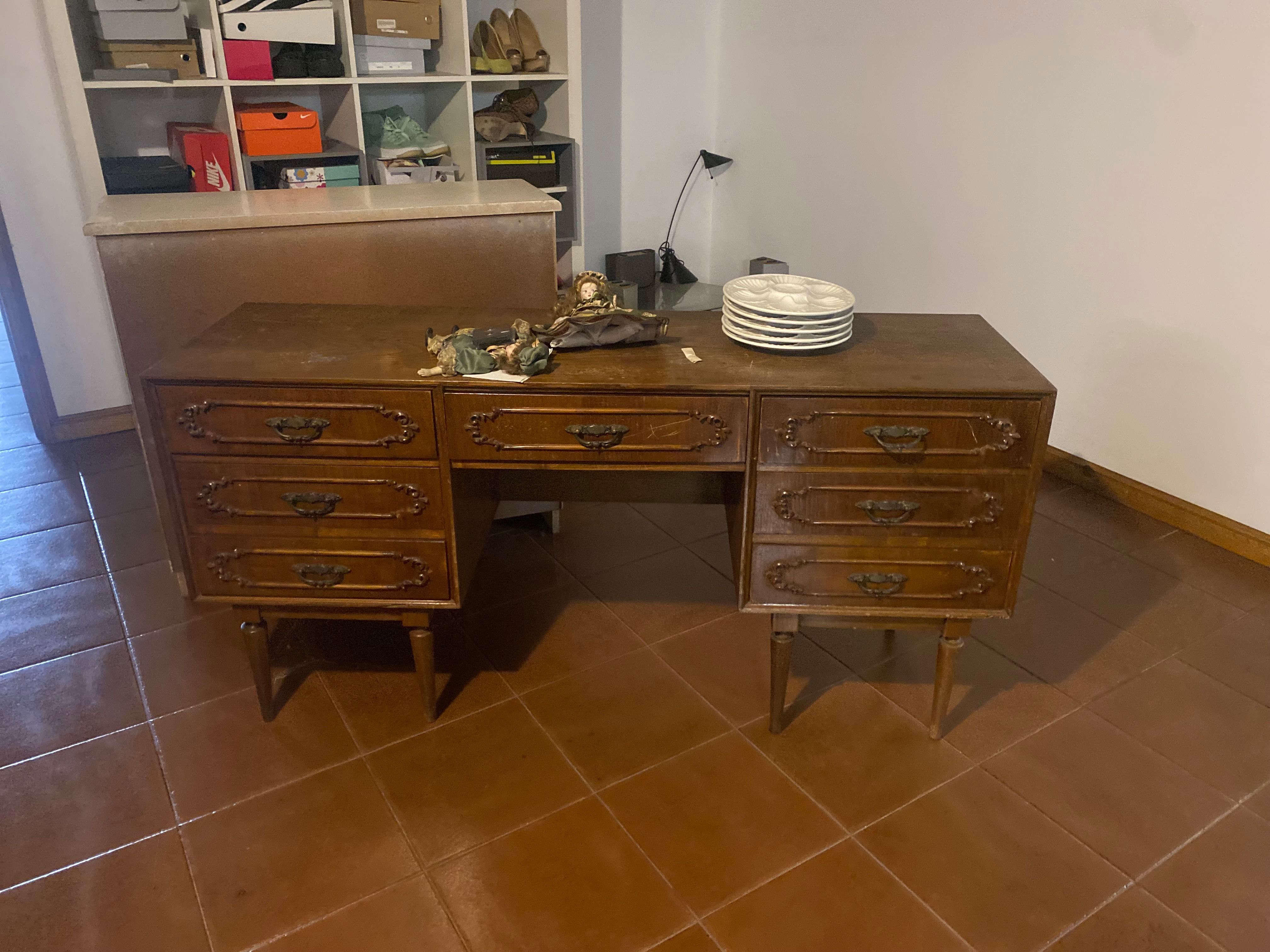 Toucador com 35 anos em madeira maciça, precisa de pequeno restauro