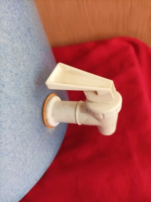 Фаянсовая емкость для напитков с краником, новая