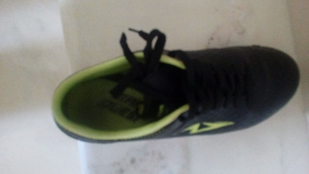 Chuteiras de Futsal Team Quest pretas e verdes