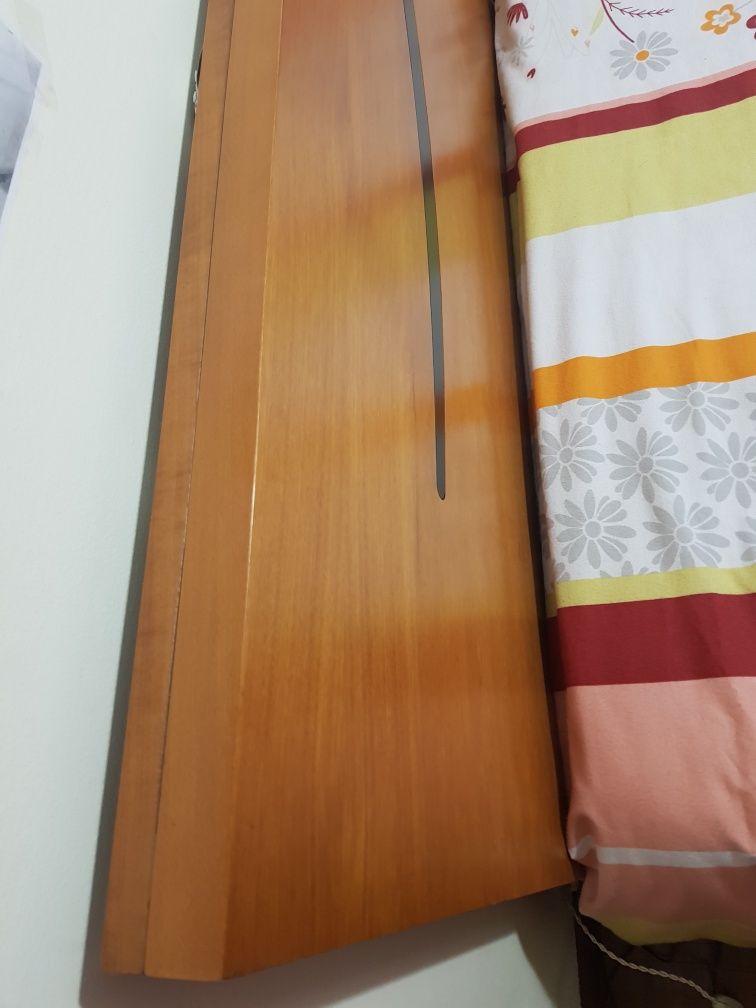 Cama de casal ,de cerejeira.  Com  estrado elevatóriio