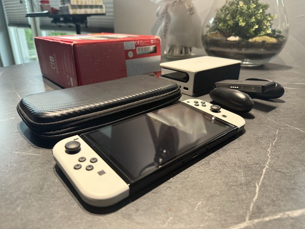 Konsola Nintendo Switch OLED Biały + dodatkowe etui