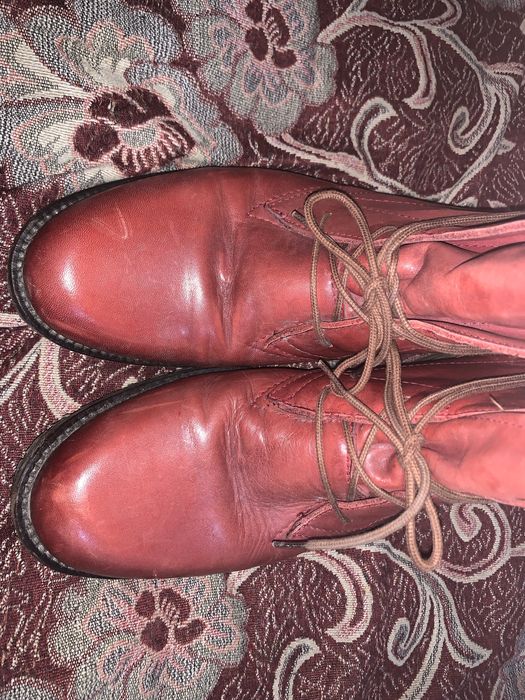Червоні шкірані ботинки