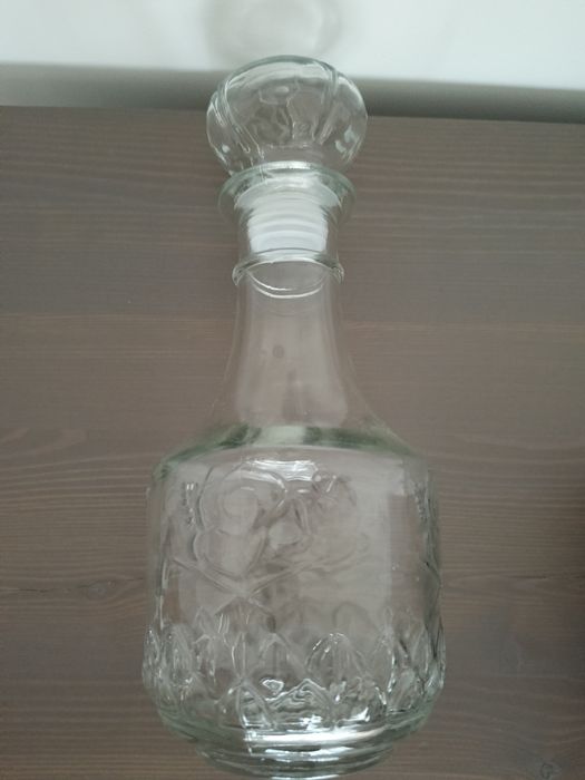 Szklana karafka z ozdobieniami