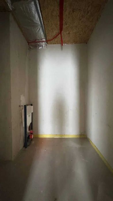 Зданий будинок поруч з містом