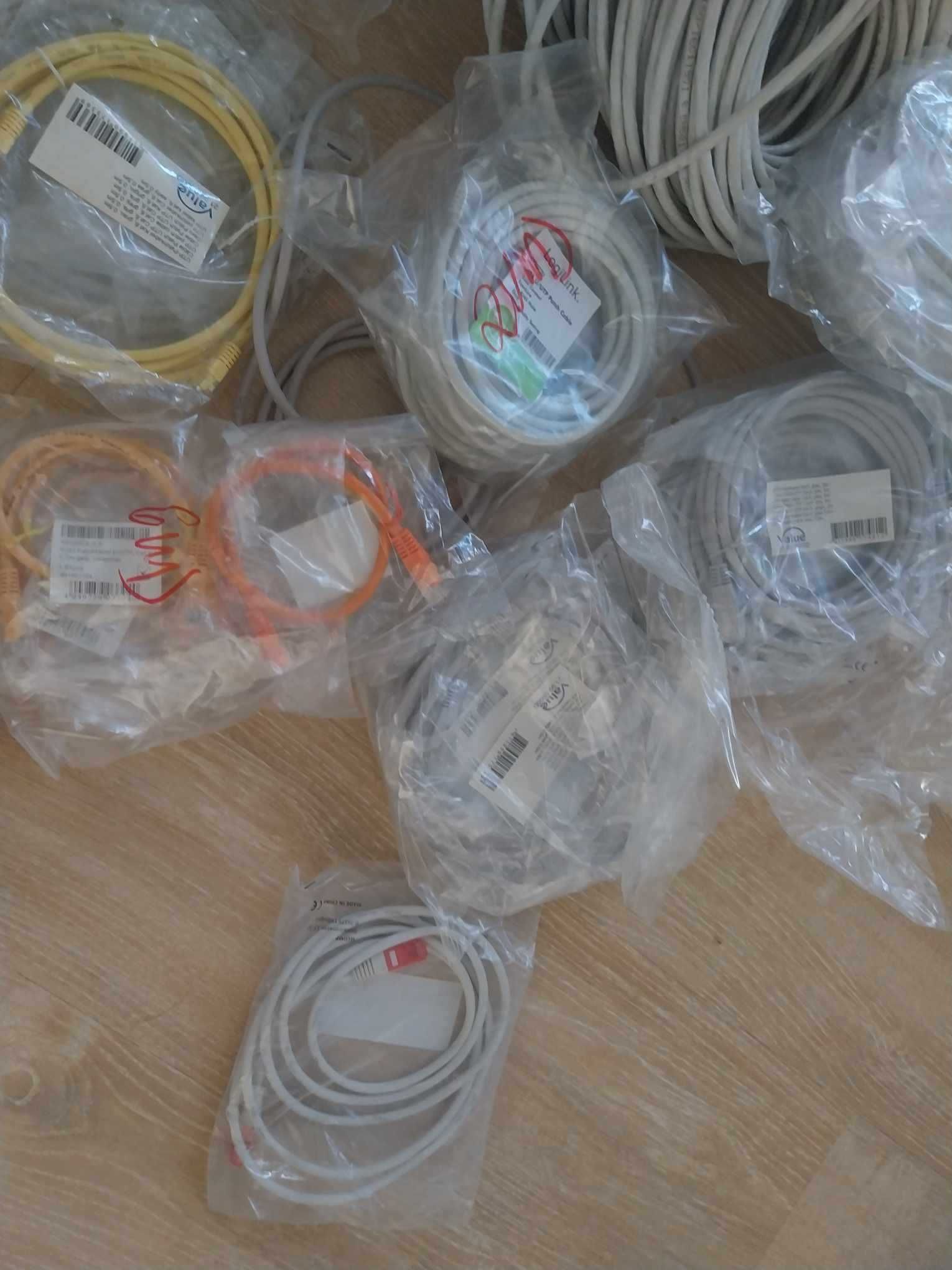 vende-se cabos de internet e de computadores e de televisões