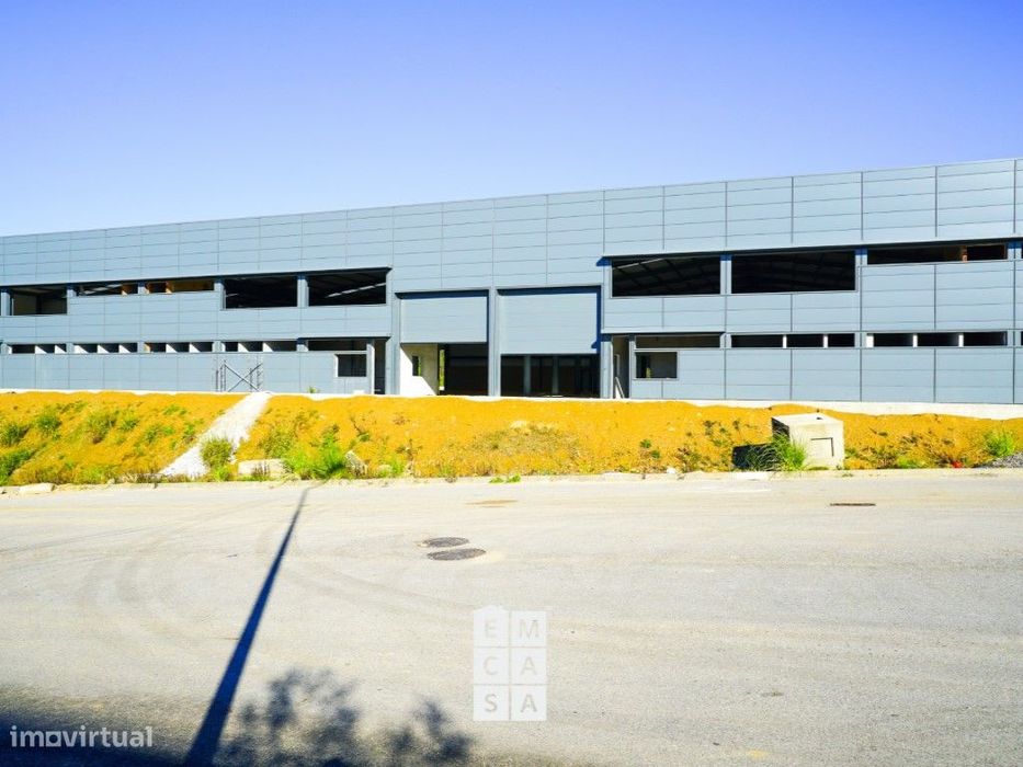 2 Pavilhões Industriais - Travanca