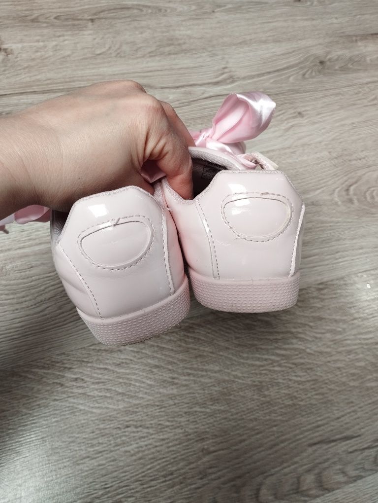 Buty/trampki różowe lakierowane