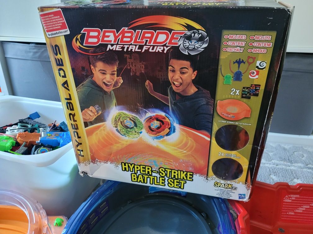 Enorme Coleção de Beyblades a venda