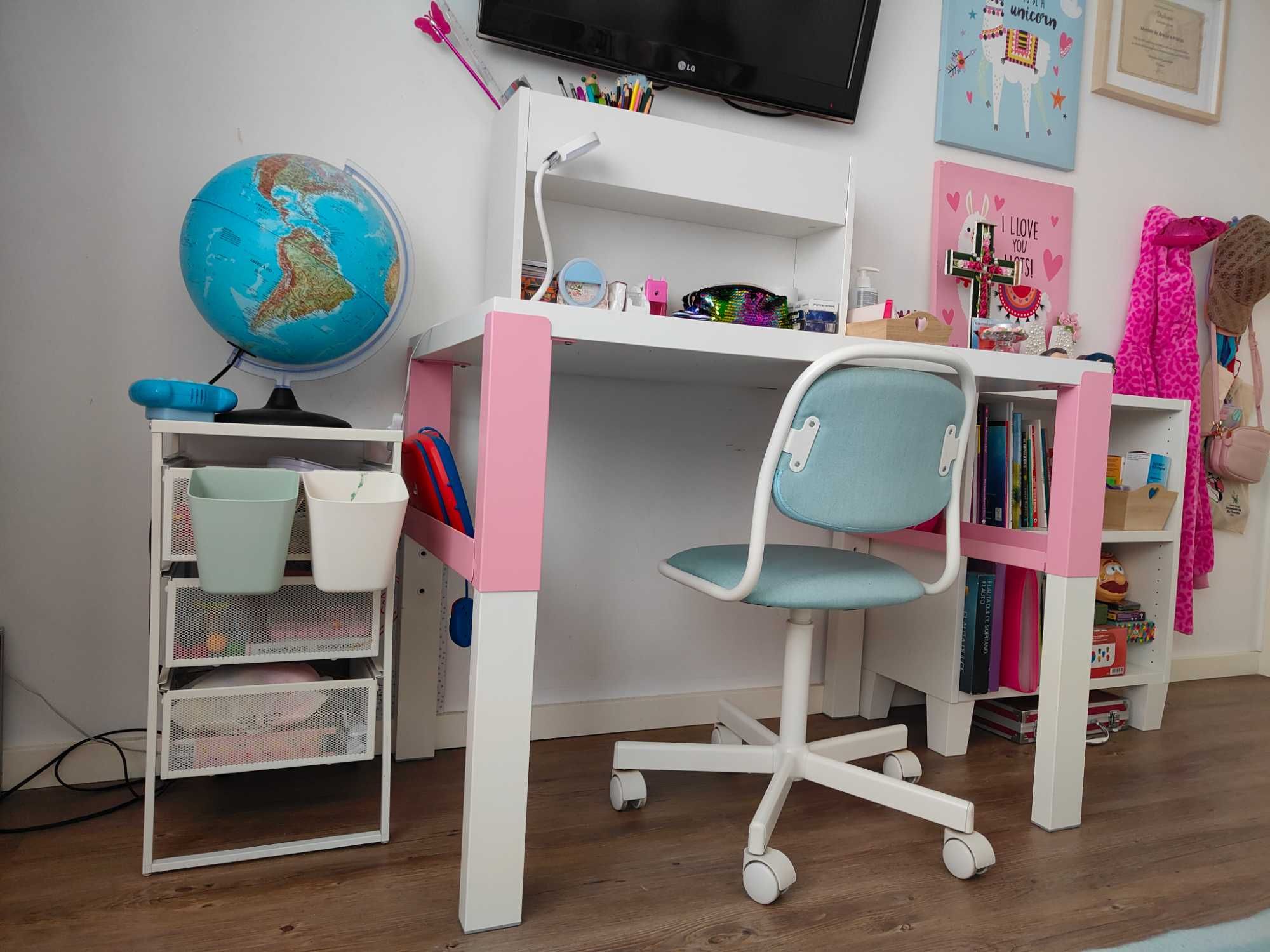 Quarto mesa/cadeira e estante de criança