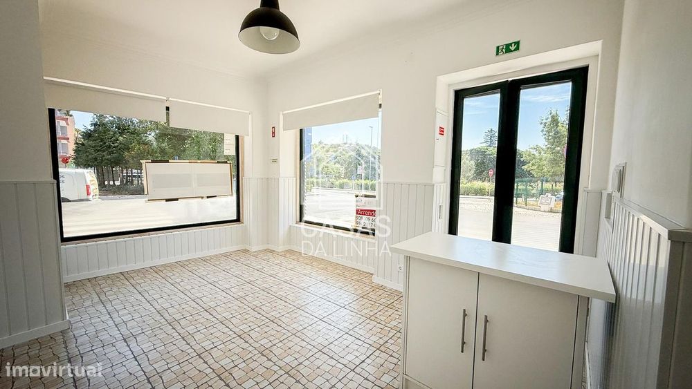 Loja com duas montras em Caxias