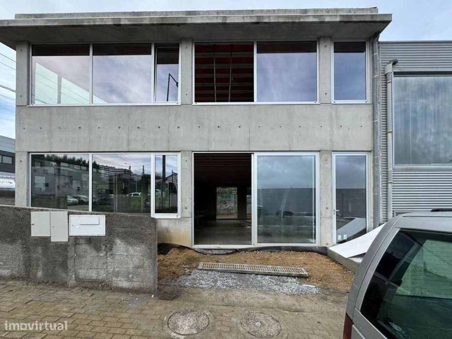 Oferta da escritura. Armazém com 345 m2 e acesso rápido à A11 e N10...
