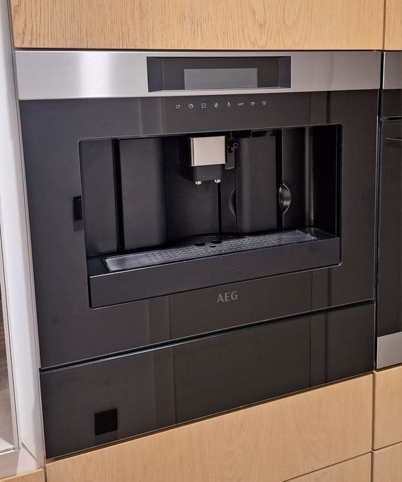 Ekspres do zabudowy AEG
