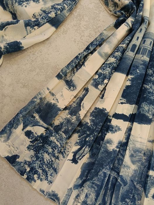 Plisowana sukienka oversize NA-KD