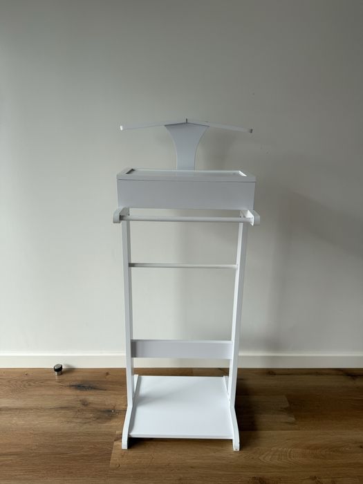 Cabide valet branco com caixa porta-objetos