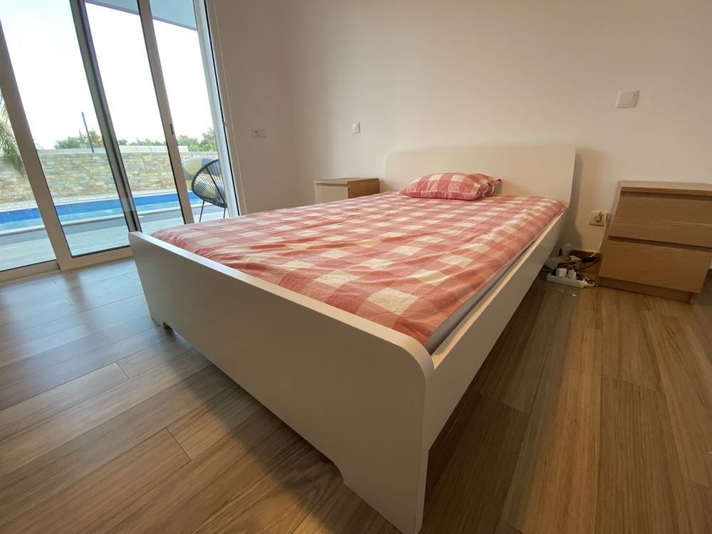 Vendo 2 camas e 4 mesas de cabeceira