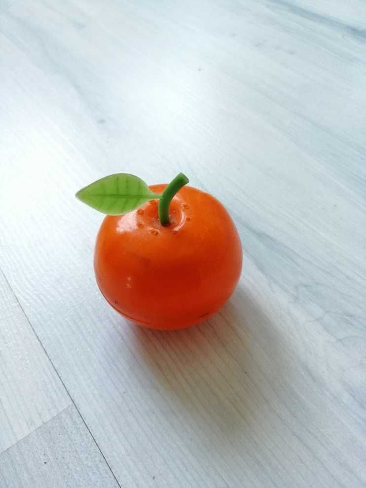 Solniczka / pieprzniczka w kształcie jabłuszka, z okresu PRL.