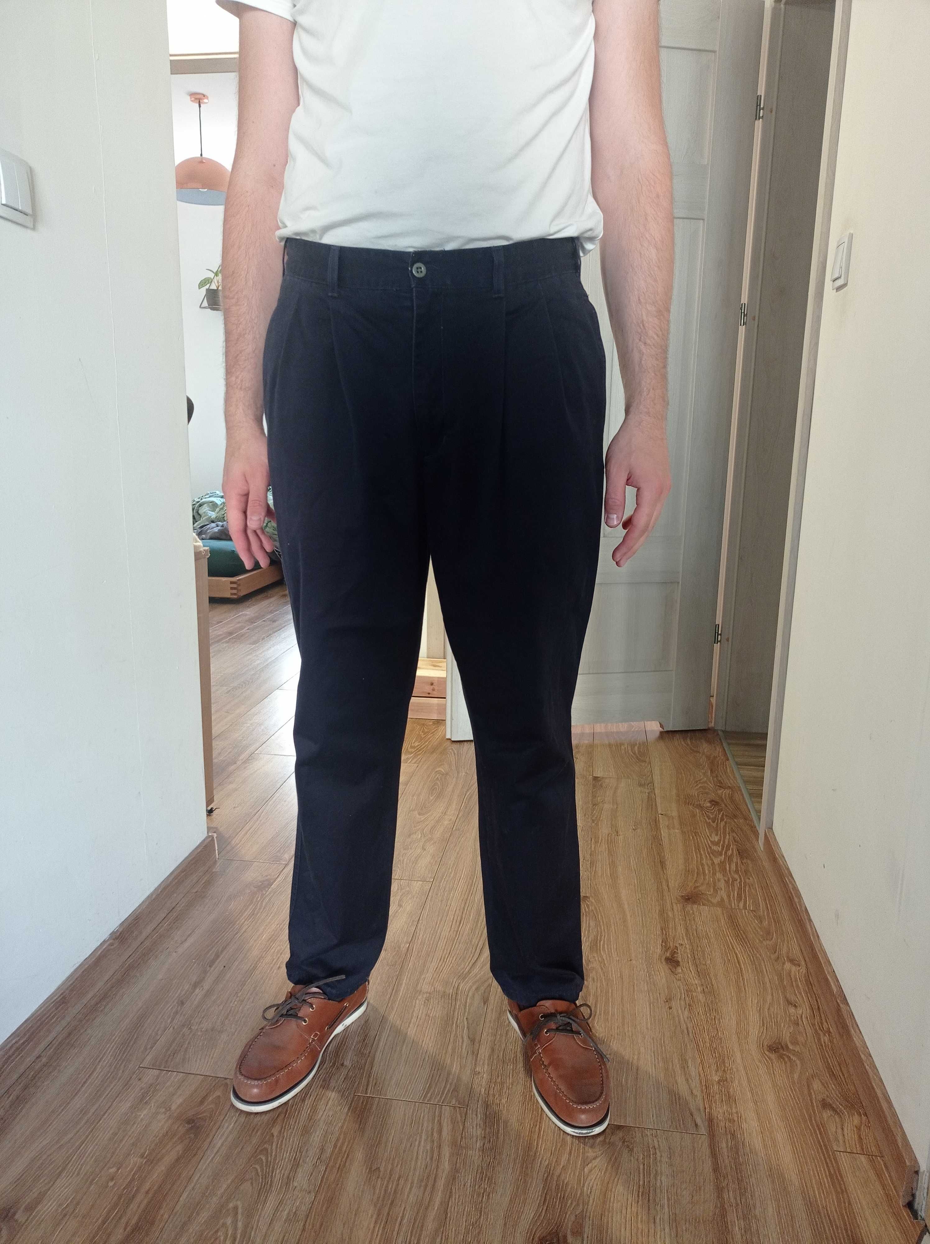 Granatowe Chino Dockers z zakładkami, made in Italy, straight fit