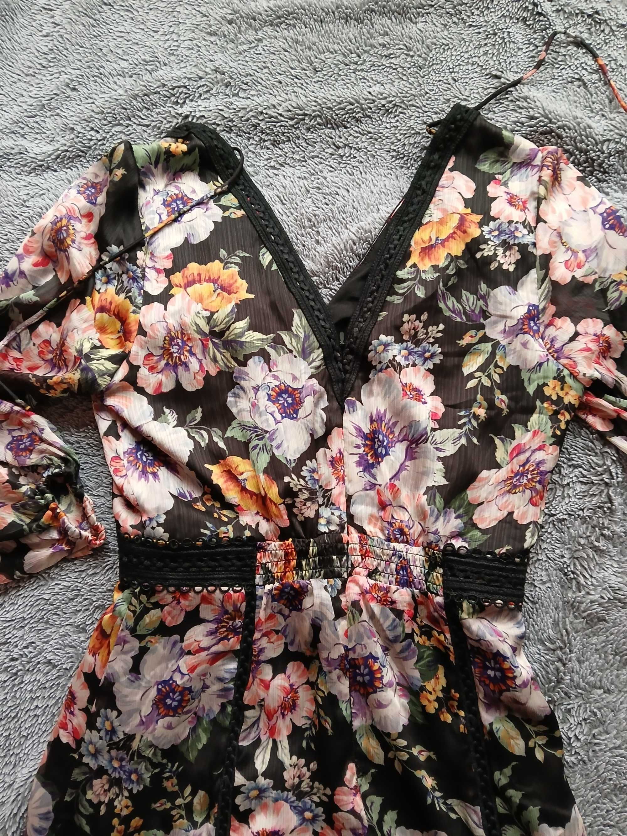 Sukienka krótka, mini Guess z kwiatowym wzorem model ‘ELANA’ - czarny
