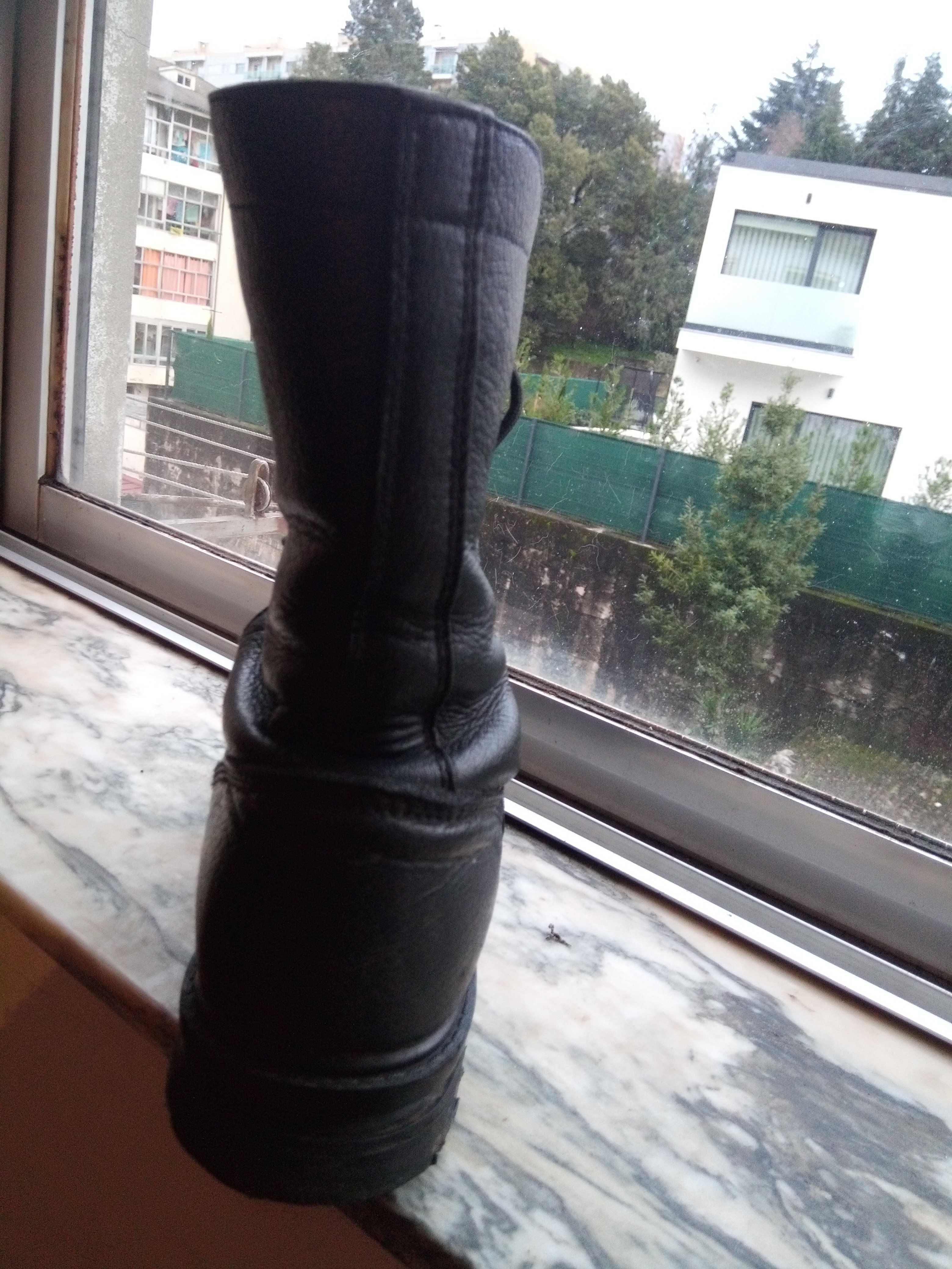 Botas de couro no interior e exterior.