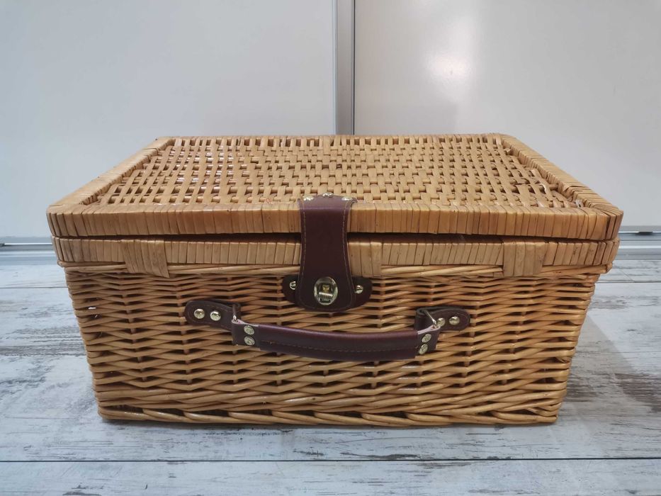 Walizka piknikowa, duża,zadbana, wym. 46x30x21 cm, komplet na 4 osoby