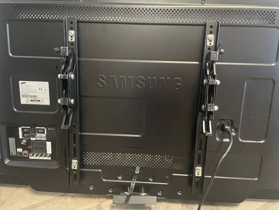 Телевізор Samsung LE46C750R2Z 46 дюймів Full HD 3D з кронштейном