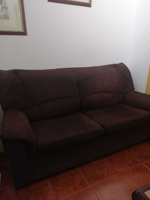 Dois sofás em tecido aveludado