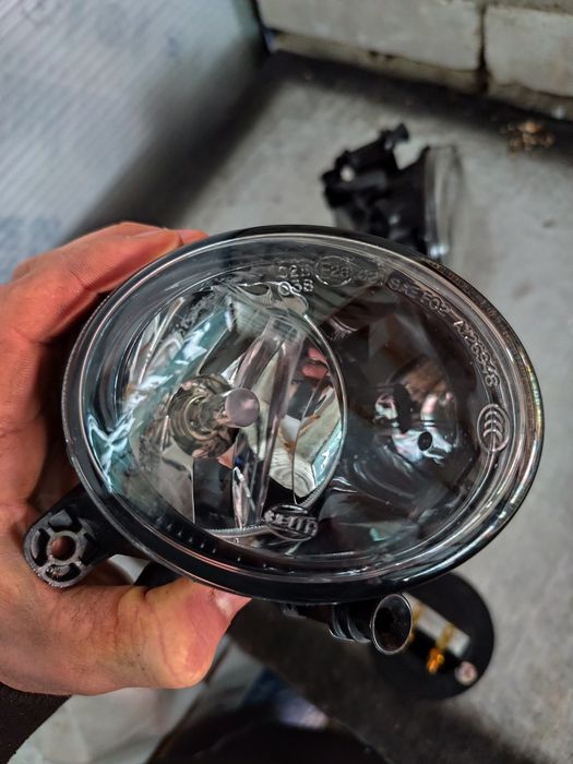 Sprzedam komplet oryginalych halogenów audi Q5/SQ5 Hella zarówki stan