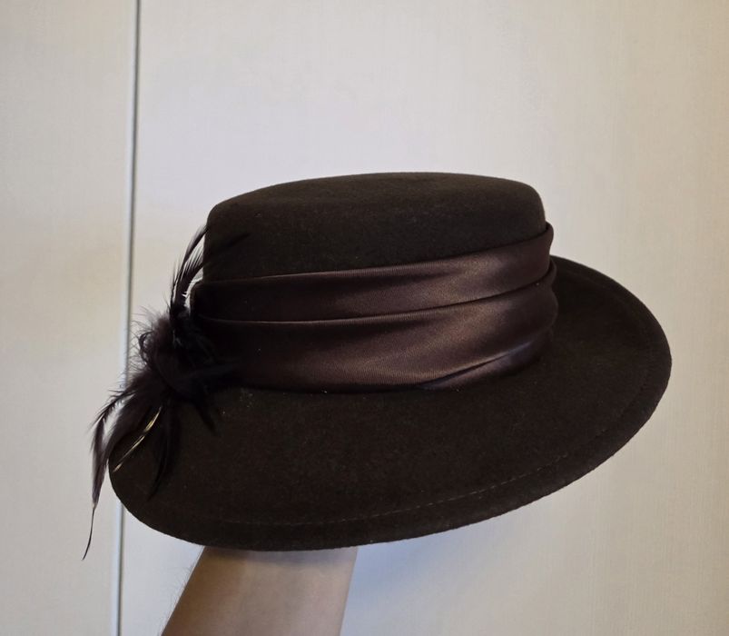 elegancki brązowy kapelusz damski z piórami