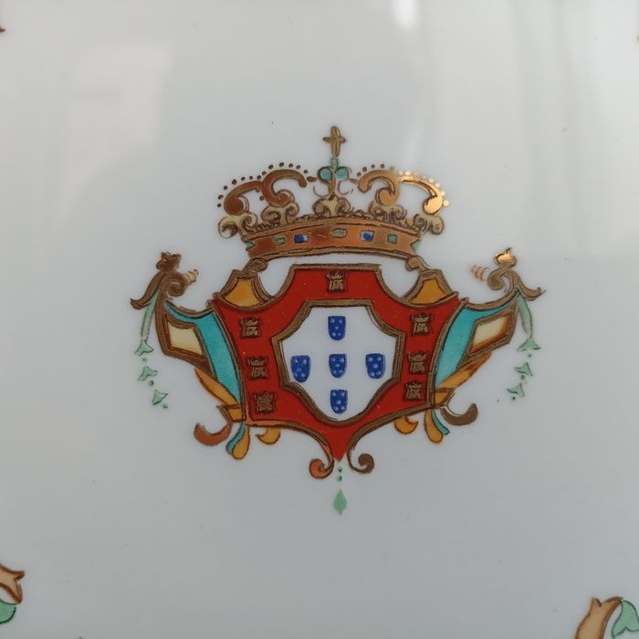 Prato brasonado inspiração Companhia das Índias Rei D. João V