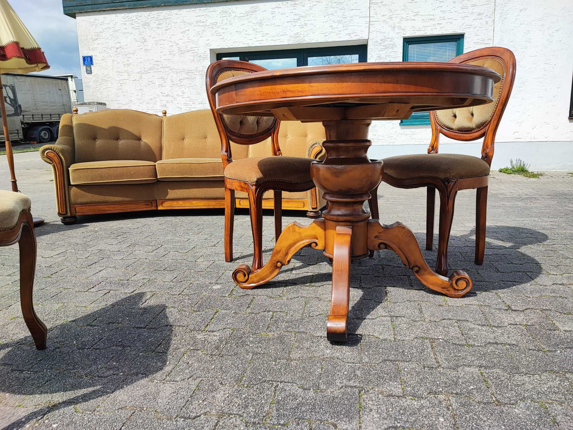 Zestaw mebli-stół z krzesłami ,sofa ,fotel ,lampa stająca i żyrandol .