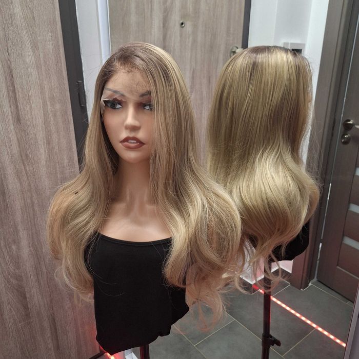 Długa falowana blond peruka z koronką z przodu