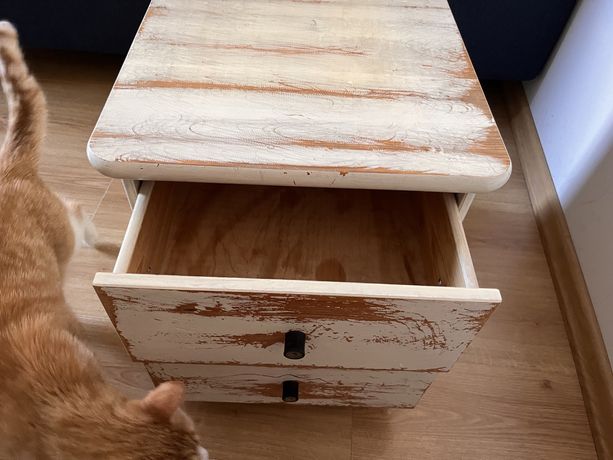 Mała szafka drewniana (przecierane drewno)