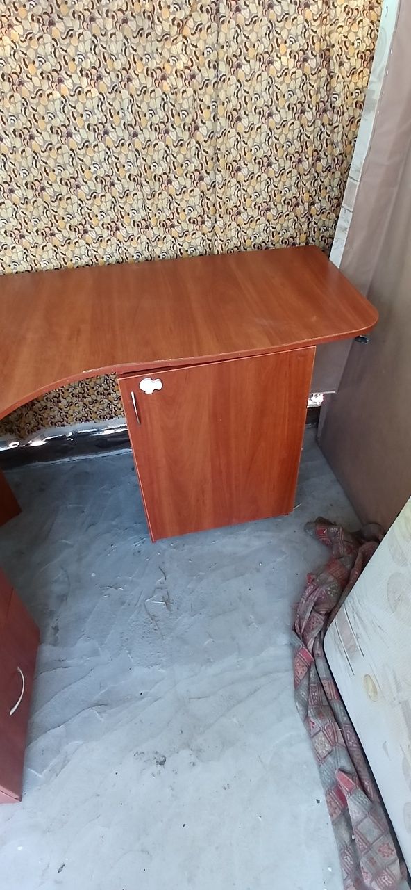 Стіл комп'ютерний в наявності