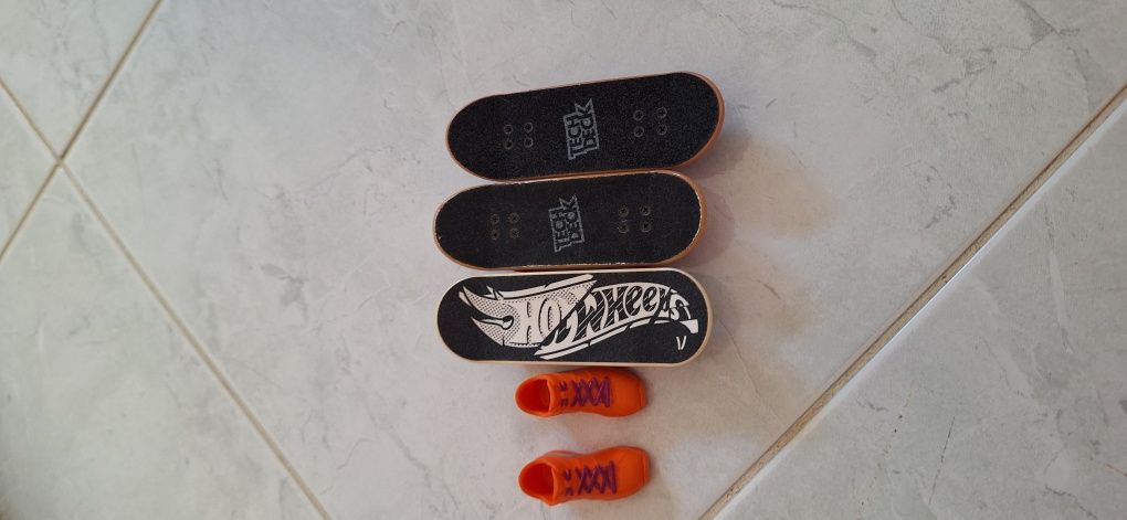 Tech deck + mini skate hot wheels