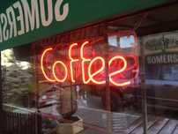Neon „Cafe” i „ hot-dog”