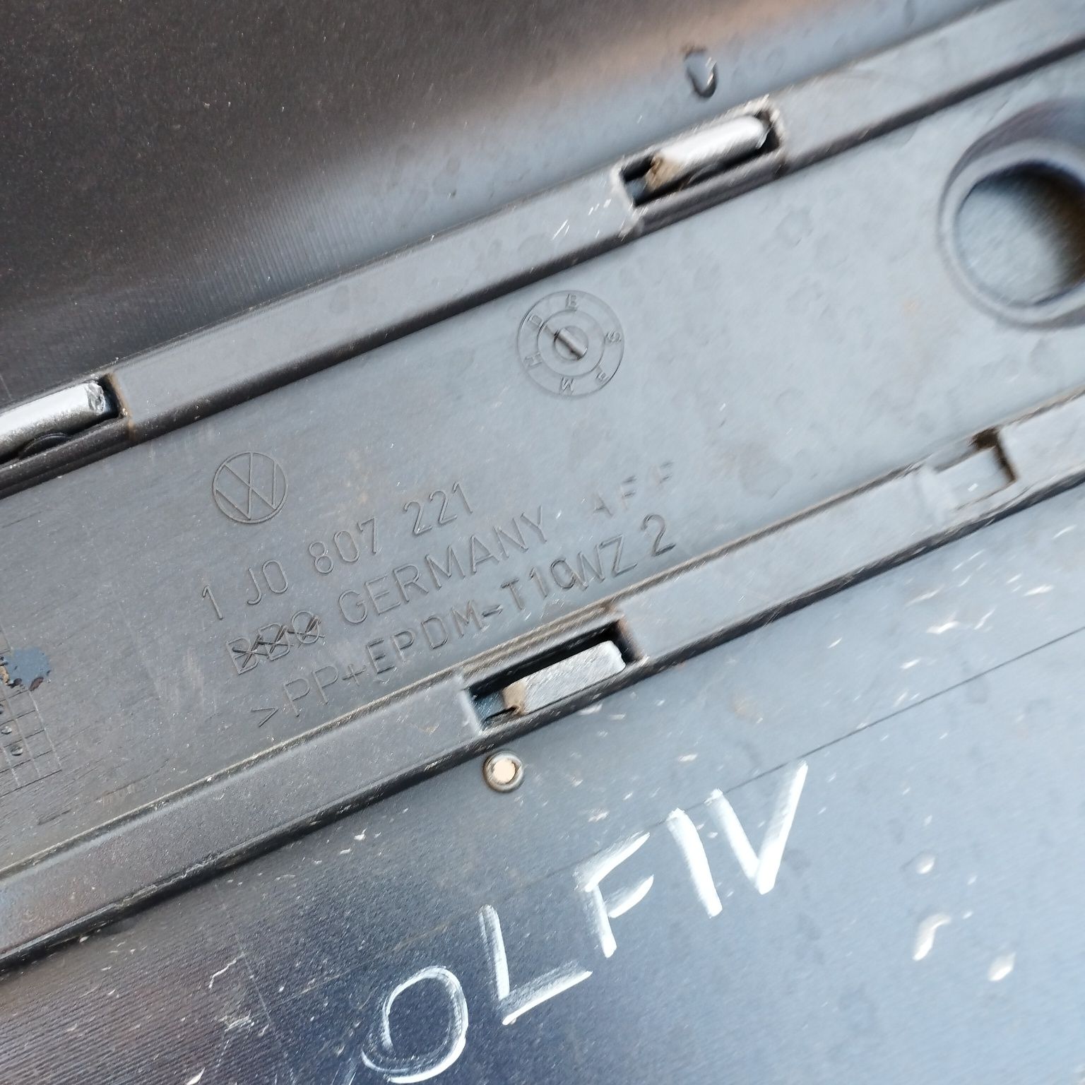 Volkswagen Golf IV 4 zderzak przód oryginał granatowy