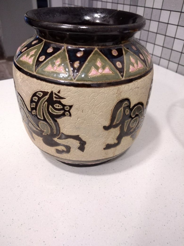 Rzadki motyw wazonu Dona "koń" z wietnamskiej ceramiki.