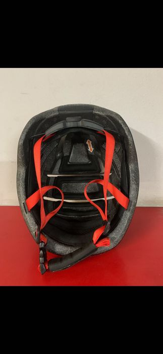 Kask rowerowy z kierunkowskazami