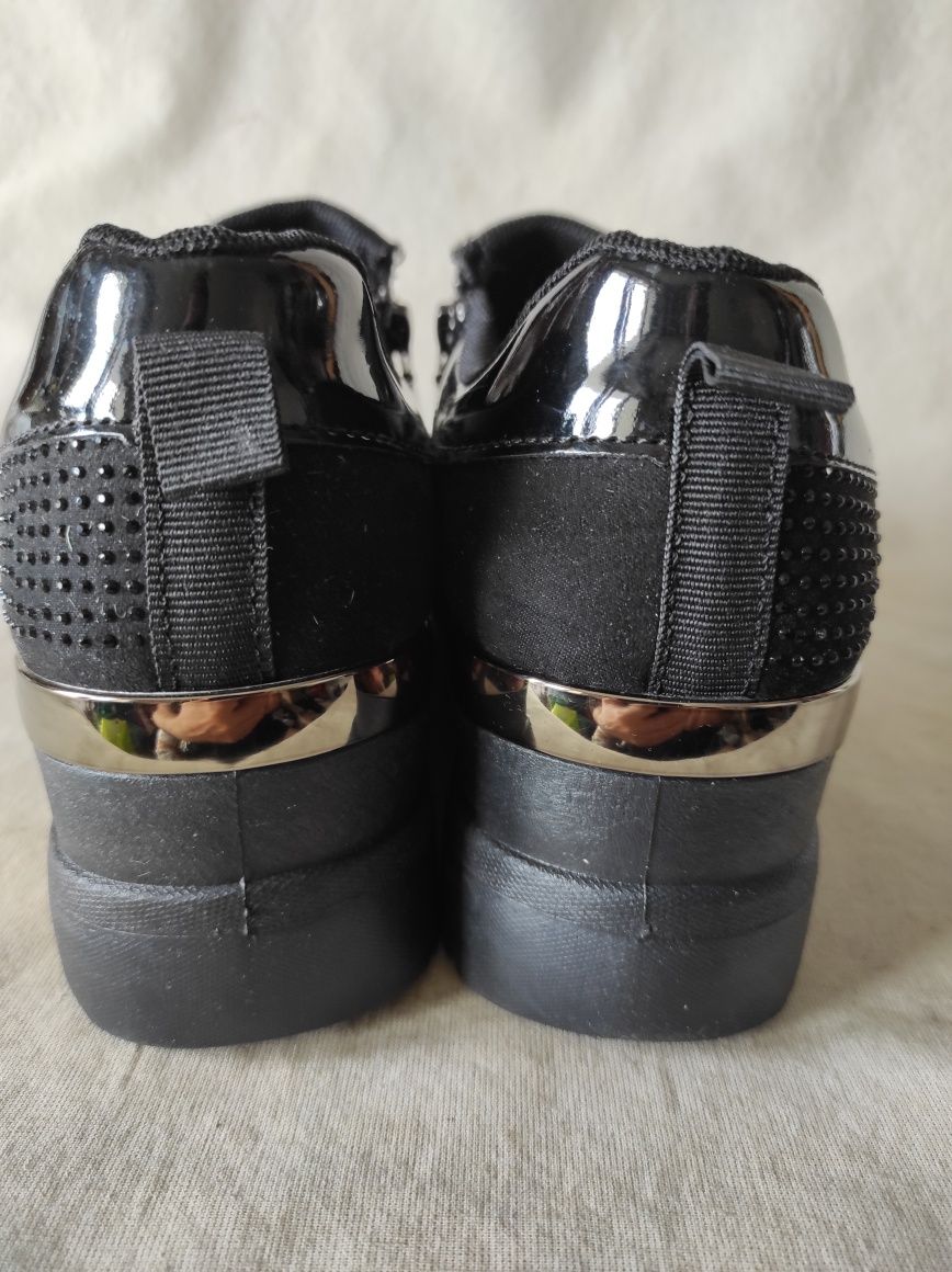 Czarne sneakersy damskie na koturnie z cyrkoniami z suwakiem 37