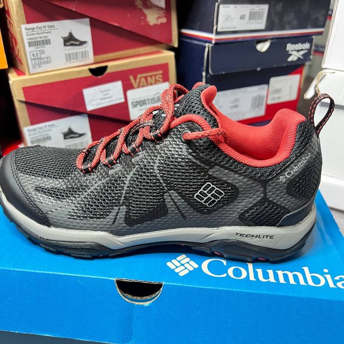 Гуртовий продаж стокового брендового взуття.