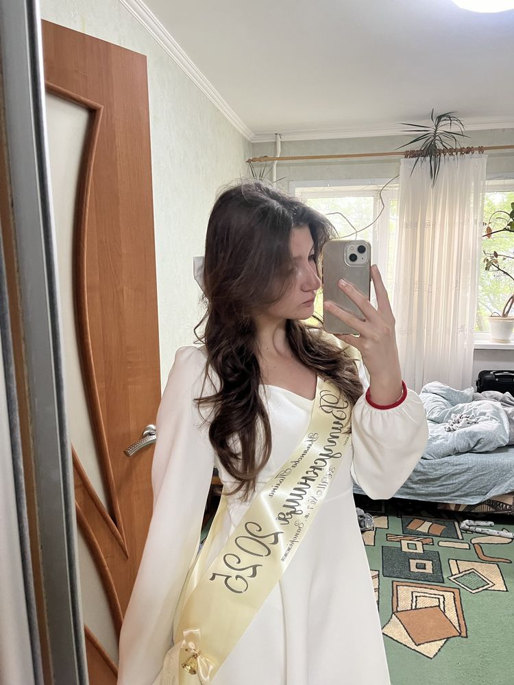 біла сукня з довгим рукавом