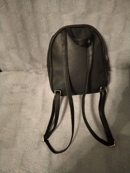 Plecak czarny zapinany na suwak z przodu kieszeń na suwak stan idealny