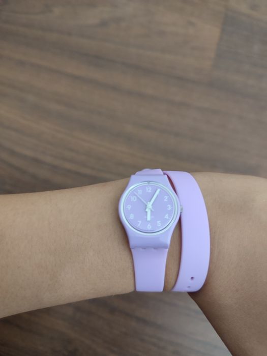 Relógio bracelete Swatch (branco e lavanda)