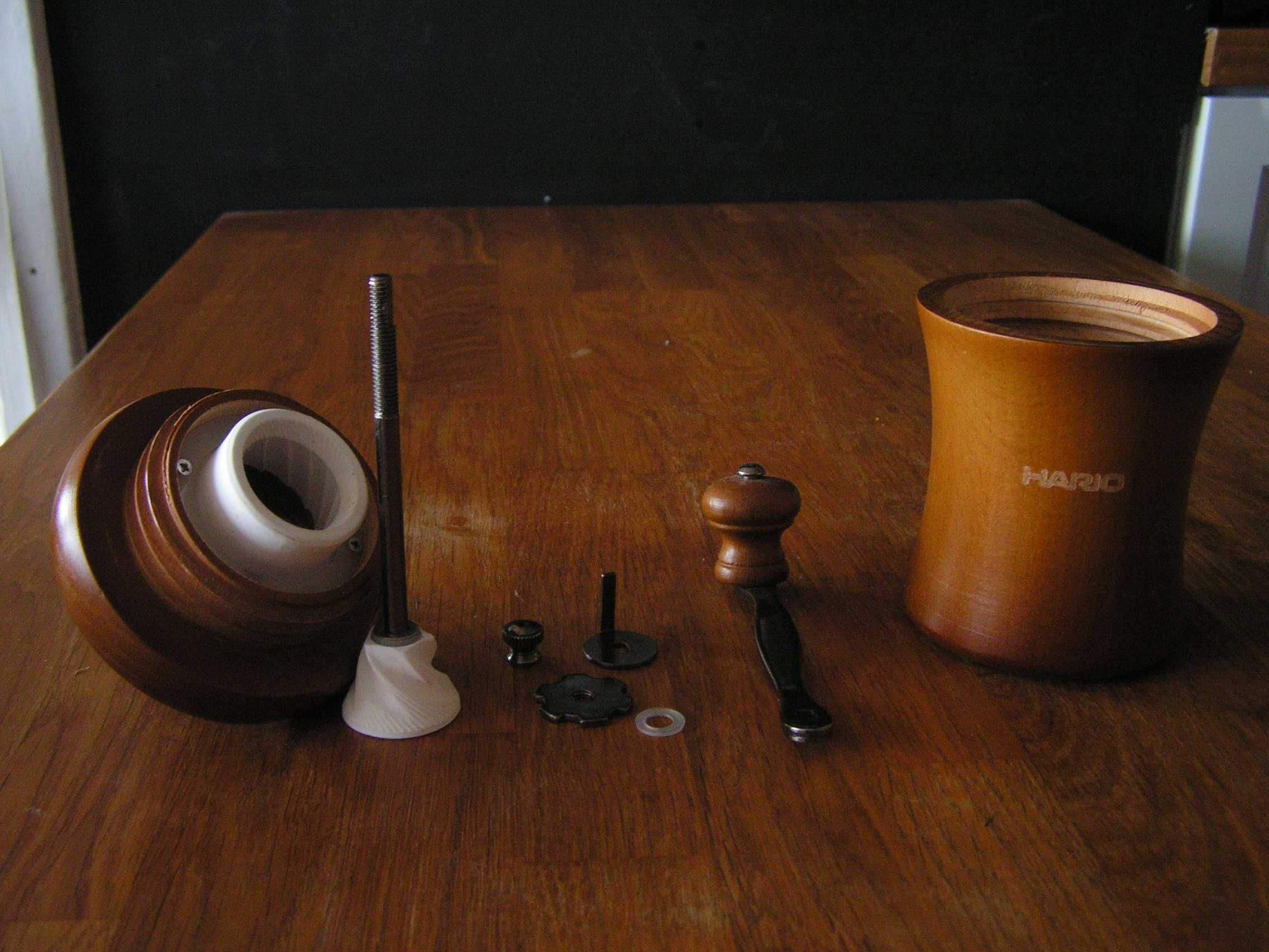 Ręczny młynek do kawy Hario - Coffee Mill Dome