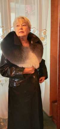 Женское демисезонное кожаное пальто  с роскошным  песцовым воротником