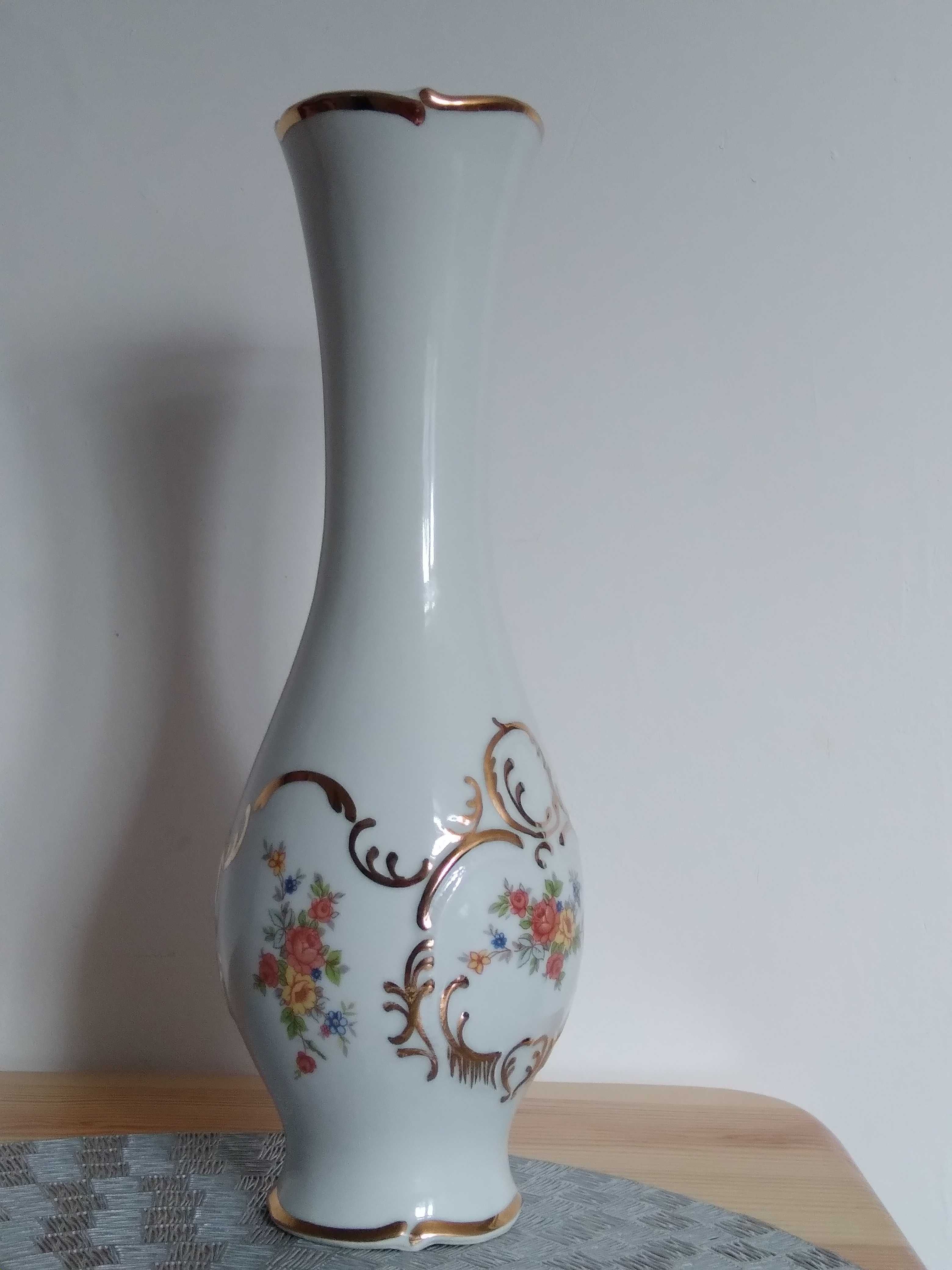 Porcelanowy wazon dekoracyjny.