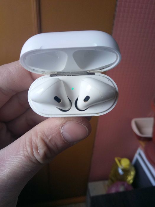 Продам кейс  наушников Apple AirPods 2