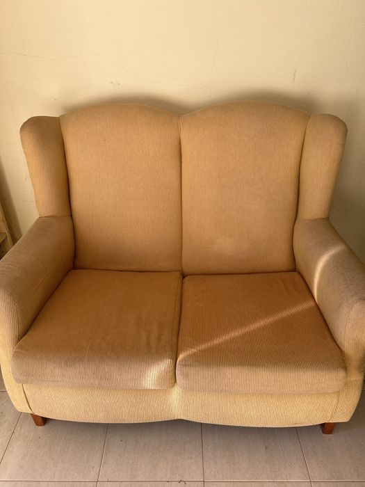 Sofa de dois lugares amarelo torrado